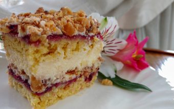 Pani Walewska – o prăjitură poloneză cu bezea, cremă de vanilie și gem de fructe de pădure