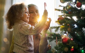 Crăciun în siguranță: copii, brad, lumini și jucării