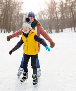 Patinajul pe gheață. De ce este benefic pentru copii?