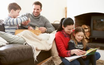 10 activități de iarnă în familie pentru a alunga plictiseala