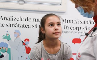 În 2022, peste 200 de copii din medii vulnerabile au primit consultații medicale gratuite prin proiectul-pilot derulat de Teach for Romania și Rețeaua Regina Maria