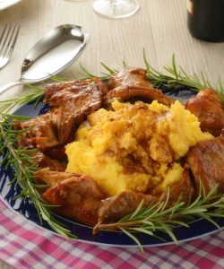 Tocană de iepure și mămăligă - recomandată și celor cu intoleranță la gluten
