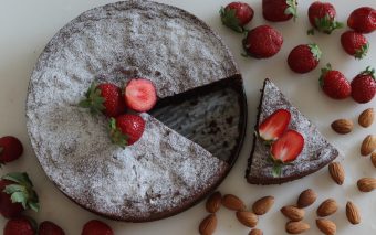 Torta Caprese, cu căpșuni și mentă