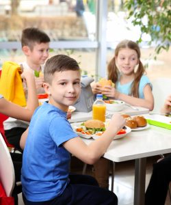 Alimentația copilului de vârstă școlară. În ce constă și de ce este importantă?