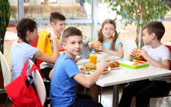 Alimentația copilului de vârstă școlară. În ce constă și de ce este importantă?