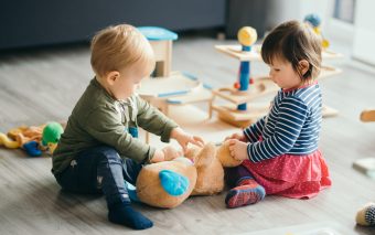 Jucării și jocuri potrivite pentru copiii mici, în funcție de vârstă