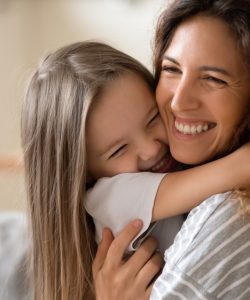 8 sfaturi despre cum să crești copii fericiți și încrezători