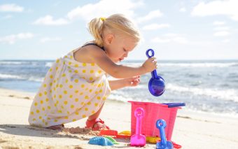 Jucării de plajă pentru copii. Cum să le alegi pe cele mai bune?