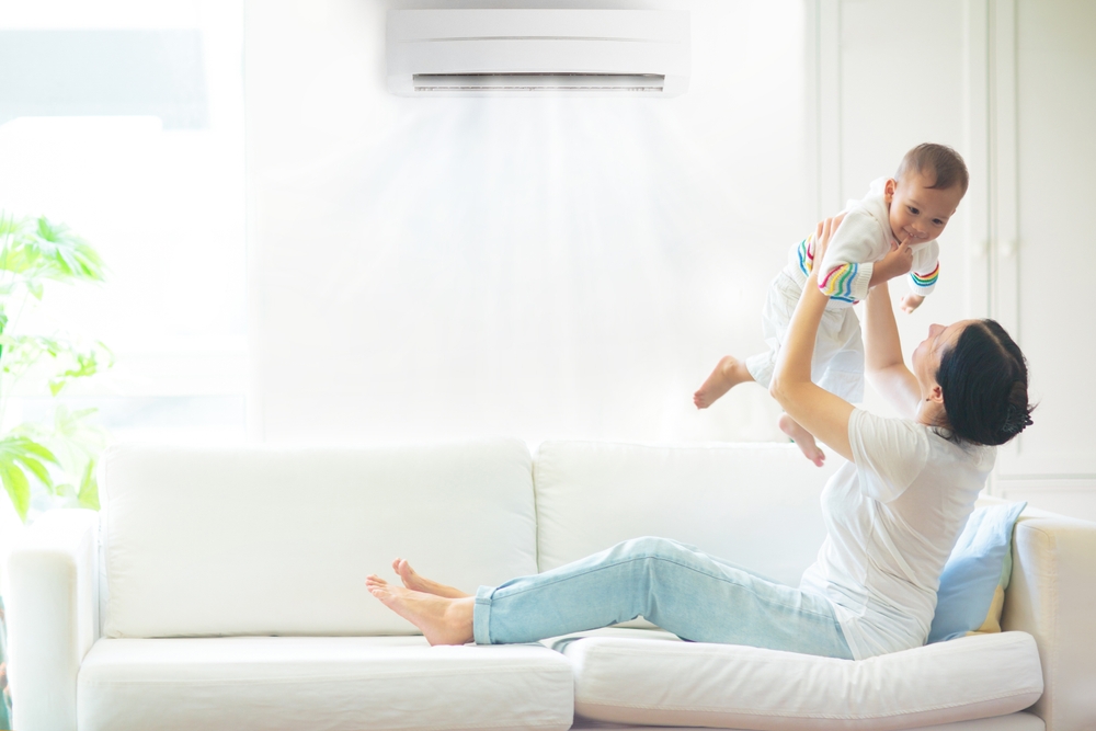 Aerul condiționat: poate fi folosit în prezența bebelușilor și a copiilor? Ce spune pediatrul?