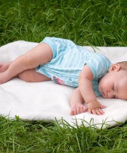 Somnul bebelușului vara. 5 sfaturi pentru a-ți ajuta bebelușul să doarmă