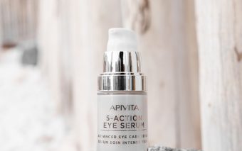 APIVITA lansează 5 Action Serul de ochi cu extract de crin alb: îngrijire avansată pentru frumusețea ochilor