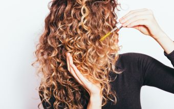 Hair Oiling: ce este și cum stimulează creșterea părului?