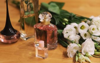 Cum să alegi parfumul pentru o femeie urmând câțiva pași simpli