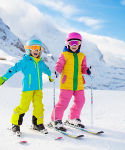Copiii la schi. Care e vârsta potrivită pentru a începe să schieze?