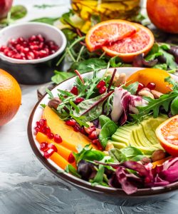 Salată de iarnă cu fructe și legume bogate în vitamine și gust