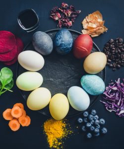 Ouă de Paște vopsite cu ingrediente naturale