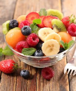 Salată de fructe pentru copii. 9 idei și trucuri să-i faci pe copii să mănânce fructe