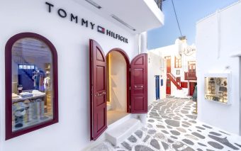 TOMMY HILFIGER A PARTICIPAT LA DESCHIDEREA NOULUI MAGAZIN DIN MYKONOS