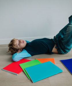 Modalități de relaxare pentru copii după școală și examene