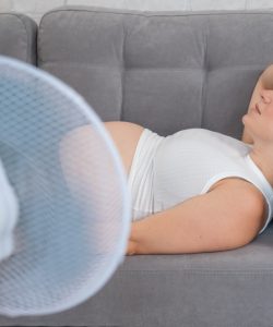 Cum să faci față căldurii în timpul sarcinii și să previi riscurile