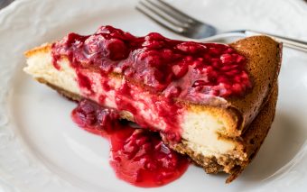 Cheesecake cu sos de zmeură