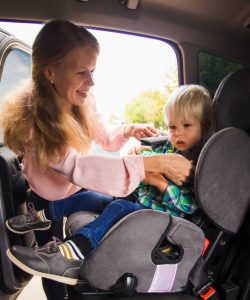 Copilul nu vrea în scaunul auto. Ce e de făcut?