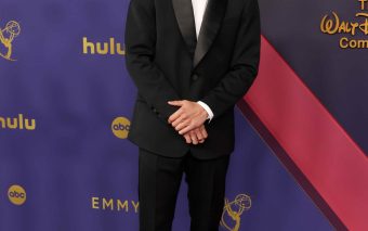 Jeremy Allen White și Idris Elba îmbrăcați în Calvin Klein la Premiile Emmy 2024