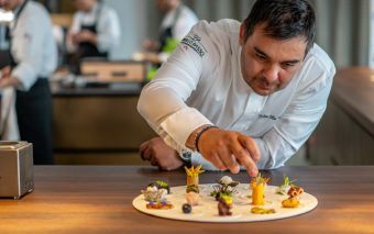 Celebrul chef italian Felix Lo Basso, premiat cu o stea Michelin, vine în România, pentru o nouă ediție „Azuga Under the Stars”, evenimentul organizat de Lux Garden Hotel & Resort