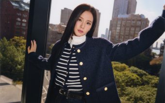 TOMMY HILFIGER O DEZVĂLUIE PE SUPERSTARUL K-POP JISOO CA AMBASADOR ÎN CAMPANIA TOAMNA 2024