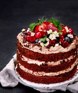 Tort de ciocolată cu cremă de mascarpone și fructe de pădure