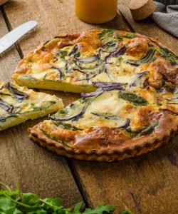 Quiche cu ceapă roșie, spanac și mozzarella