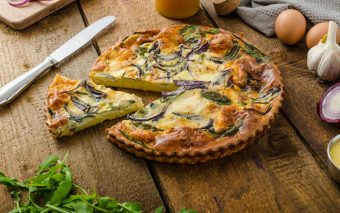 Quiche cu ceapă roșie, spanac și mozzarella