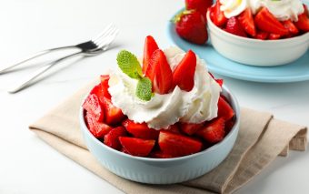 Căpșuni cu frișcă: un desert simplu și delicios de primăvară
