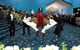 TOMMY HILFIGER ADUCE HOLLYWOODUL LA MET GALA, IAR DAMSON IDRIS ÎȘI FACE O INTRARE EMBLEMATICĂ ÎN MAȘINA DIN FILMUL F1