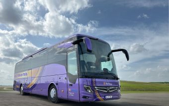 Investiții majore pentru confortul turiștilor: Hello Holidays ridică standardele cu autocare de ultimă generație și un sediu nou