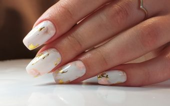 Unghii scurte cu efect de marmură - un mix perfect între artă și rafinament!
