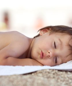 Rutina de somn de vară: Cum adaptăm bebelușul la serile lungi și căldura excesivă?