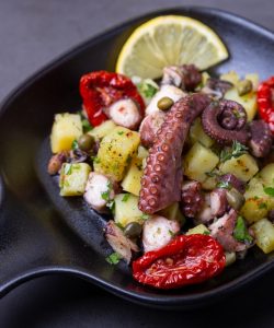 Salată mediteraneană de caracatiță