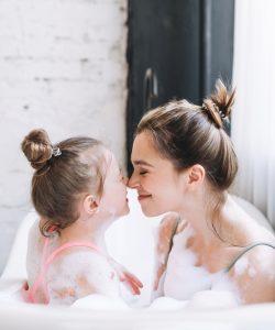 Dușul împreună cu copiii – practică obișnuită sau nevoie de intimitate?