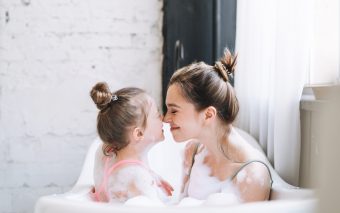 Dușul împreună cu copiii – practică obișnuită sau nevoie de intimitate?