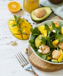 Salată cu mango, avocado și creveți
