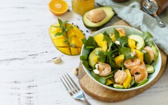 Salată cu mango, avocado și creveți