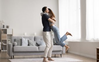 Iubirea somatică: Puterea contactului fizic în relații