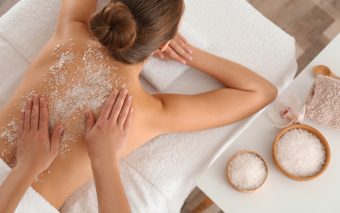 Scrubul corporal – între estetică și echilibru senzorial
