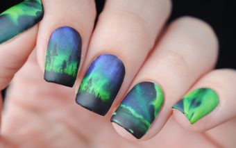 Unghii cu reflexii nordice: Aurora Nails, vedetele verii