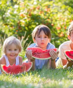 Nutriția copiilor vara: ce să mănânce copiii când e cald? Sfatul pediatrilor