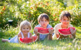 Nutriția copiilor vara: ce să mănânce copiii când e cald? Sfatul pediatrilor