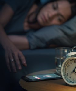 De ce se culcă adolescenții mai târziu? Răspunsul nu e (doar) în obiceiuri, ci în biologie