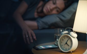 De ce se culcă adolescenții mai târziu? Răspunsul nu e (doar) în obiceiuri, ci în biologie