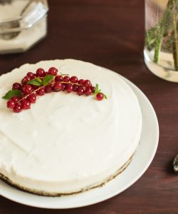 Tort rece cu iaurt - pentru o zi călduroasă de vară